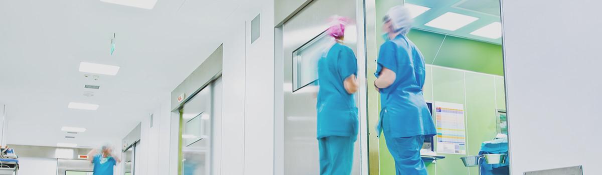 Header-Grafik Pfleger: zwei Pfleger auf einem Klinikflur